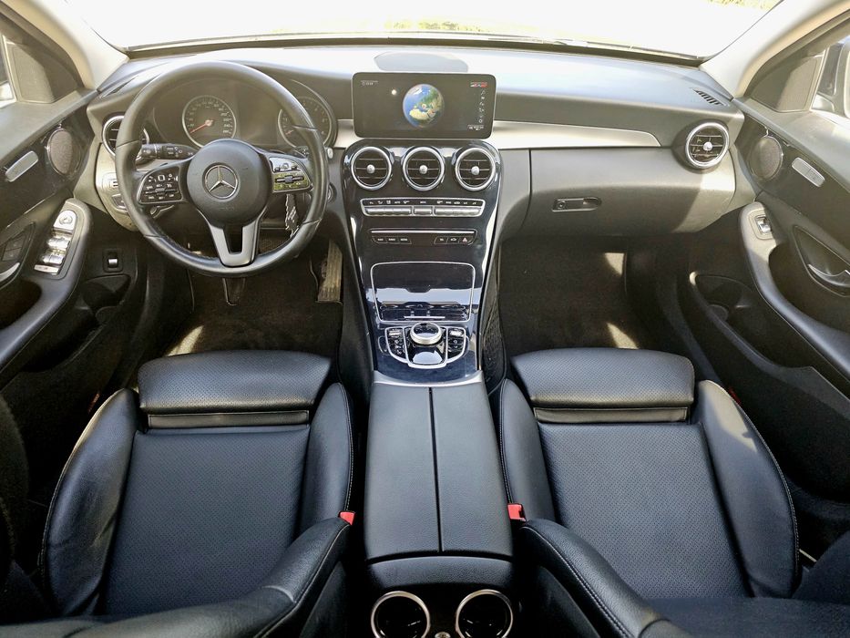 Mercedes C180 parcheaza singura camera navi mare piele km reali