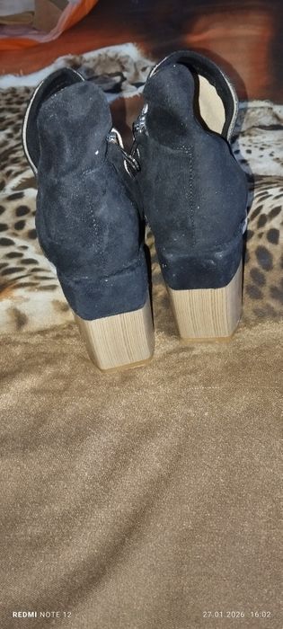 Botine elegante cu decupaj la glezna