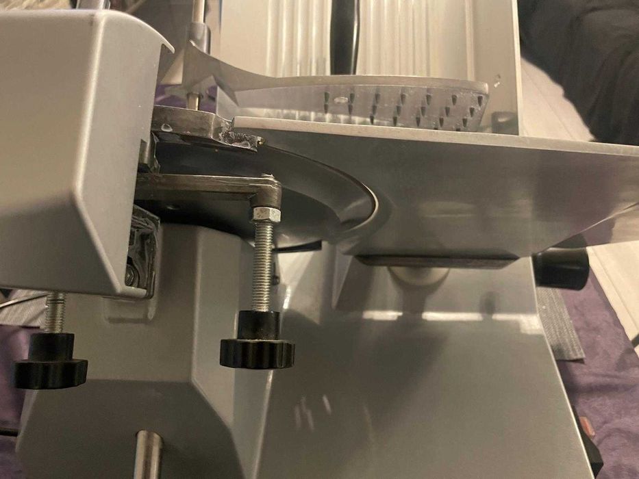 Feliator profesional nou