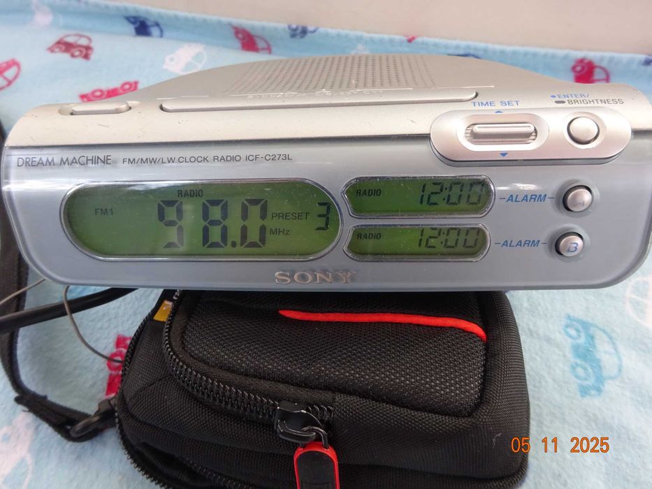 Vand radio cu ceas si alarma Sony ICF-C273L
