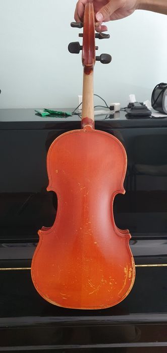 Альт скрипка сотилади