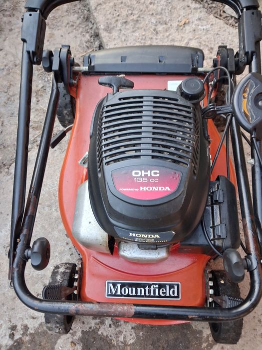 Tuns gazon Honda trebuie făcut oleavă intreținerea