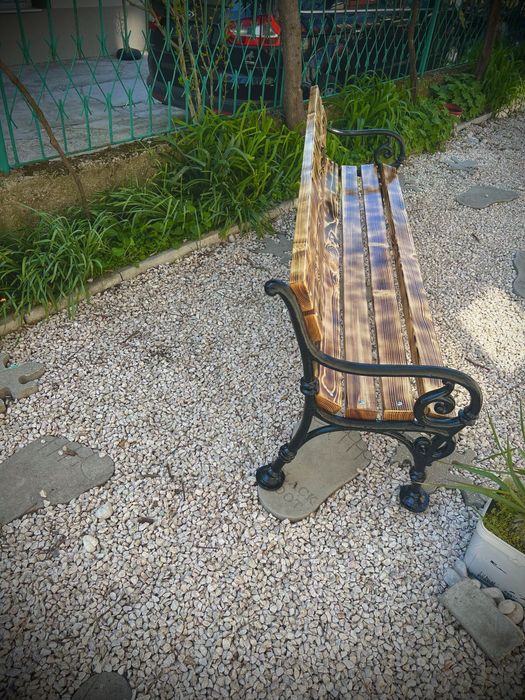 Градинска пейка .    ..