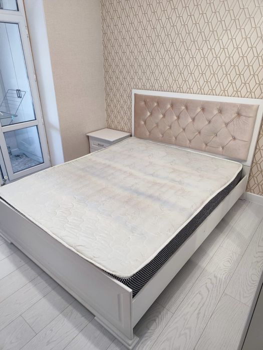 Двухспальная кровать с матрасом