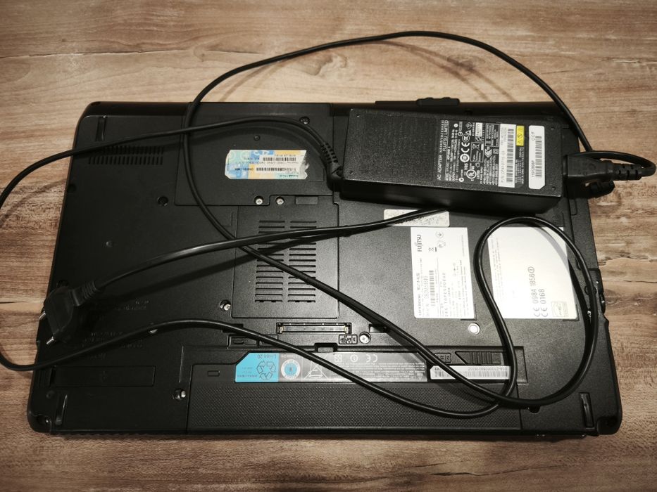 Лаптоп Fujitsu LifeBook E752 повреден, за части
