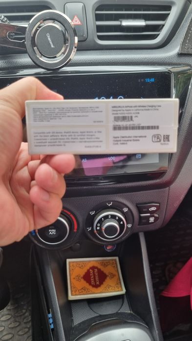 Наушник айрподс.