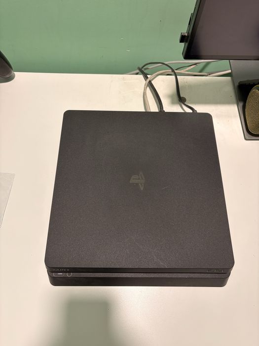 Продавам употребяван ps4 и два контролера и оригинално зарядно за тях.