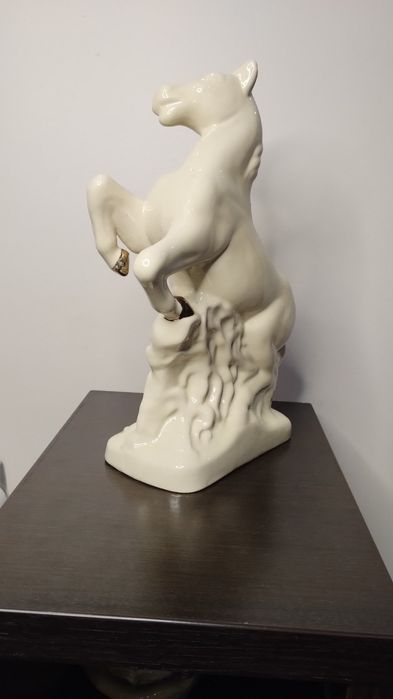 Изключително красива статуетка на кон от порцелан.