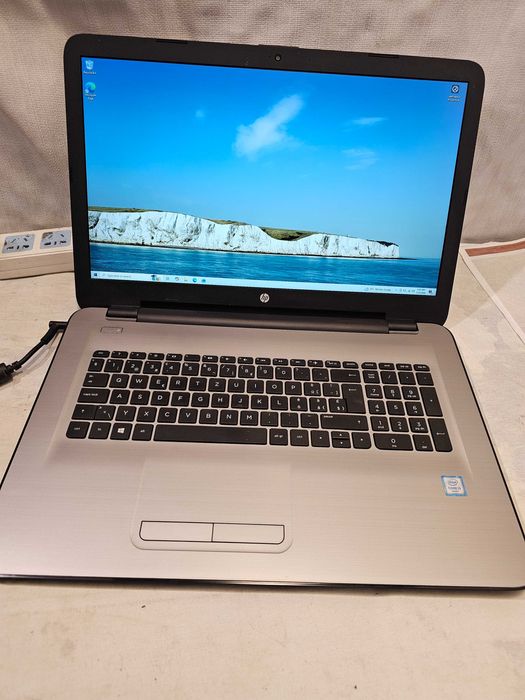 Laptop HP "17 Intel i3 gen 6 SSD 240gb model: tpn-w121