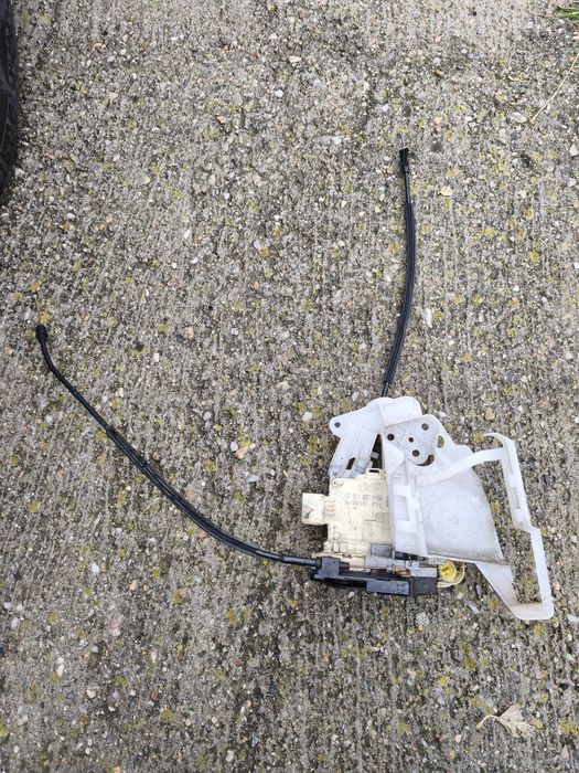 Broască cu cabluri ușă stânga față Volkswagen Passat B6 3C1837015A