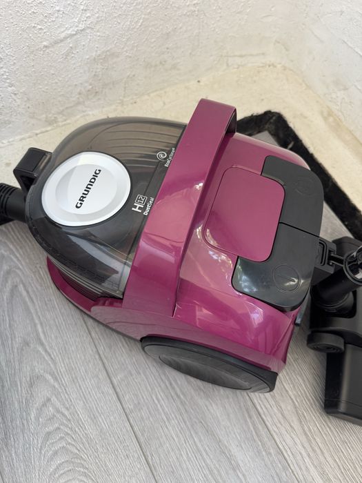 Прахосмукачка без Торба Grundig VCC 3870 A 800W Мощна Циклонна!