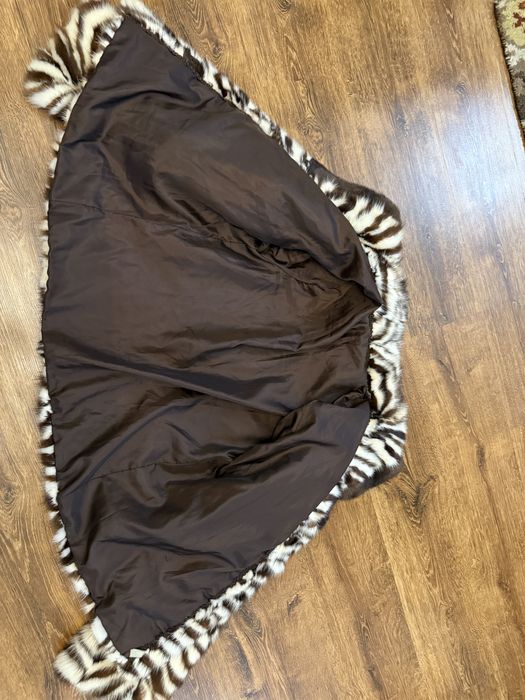 Haina de blana de nurca, alb cu maro