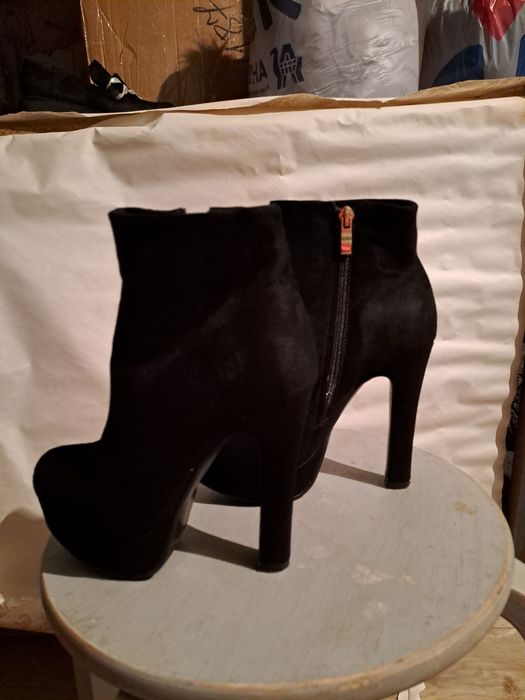 Аяқ киімдер бу сатылады