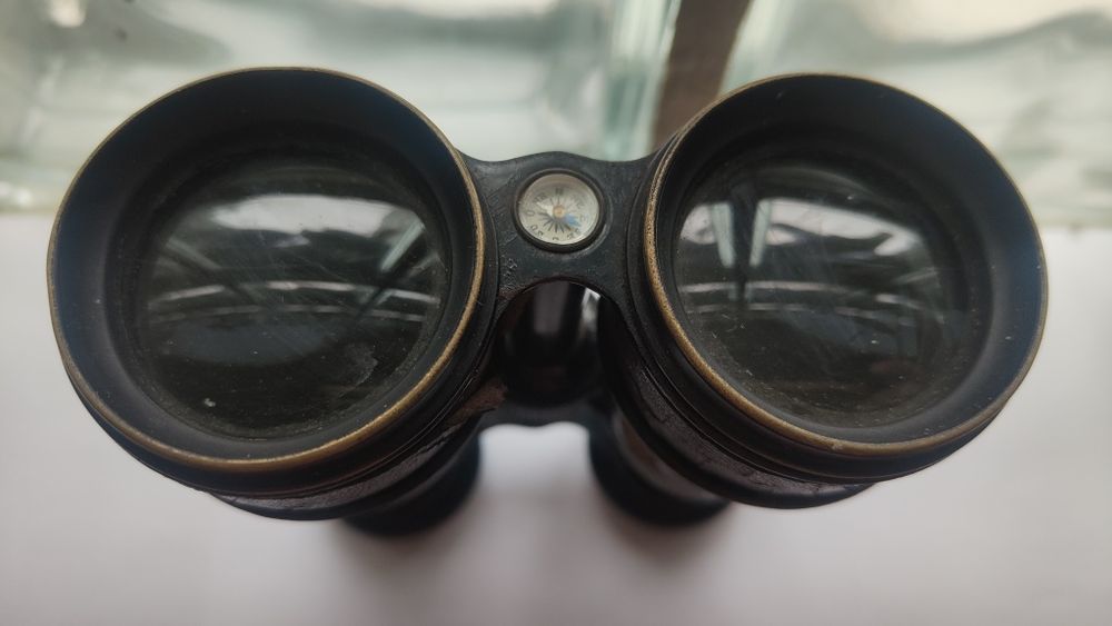 Binoclu vechi cu busolă – „8 Verres” – model militar/marină, piesă de