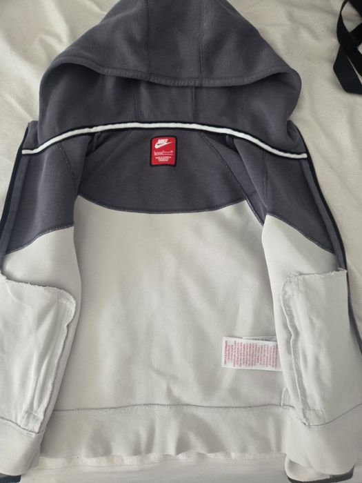 Vând hanorac nike tech