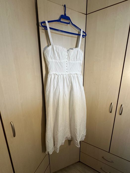 Красива бяла лятна рокля