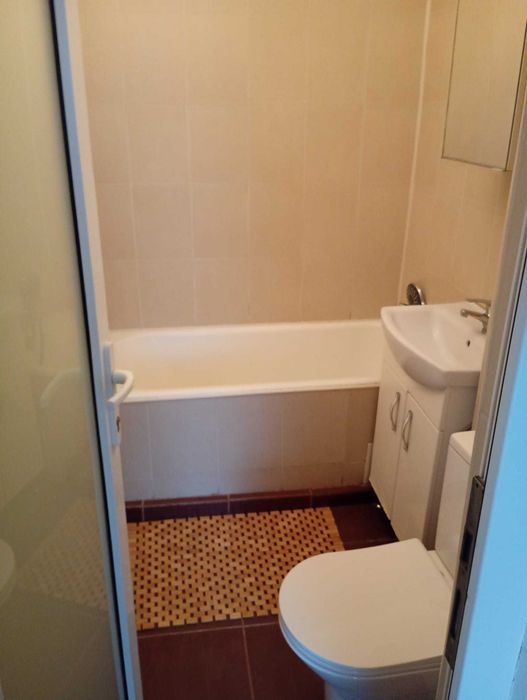 zona Dristor ,proprietar, 2 cam semi, 9/10 mobilata, cu toate utilitatile, tv, ac, ms, frigider, liber 350 euro, 1+1, tel: 0762609292 dupa 18h