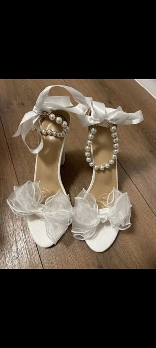 Бели официални обувки на висок ток