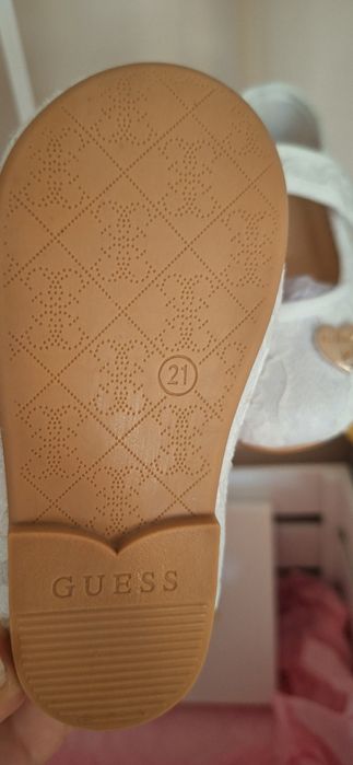 Прекрасни обувки Guess за малка принцеса
