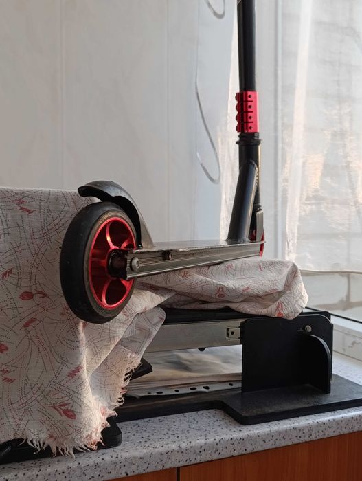 Продам трюковой самокат срочно !!