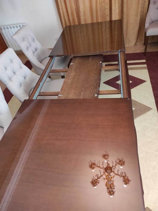 Стол со стульями в гостиную