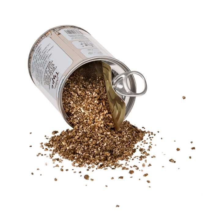 Цветя в кенче с пръст и семена