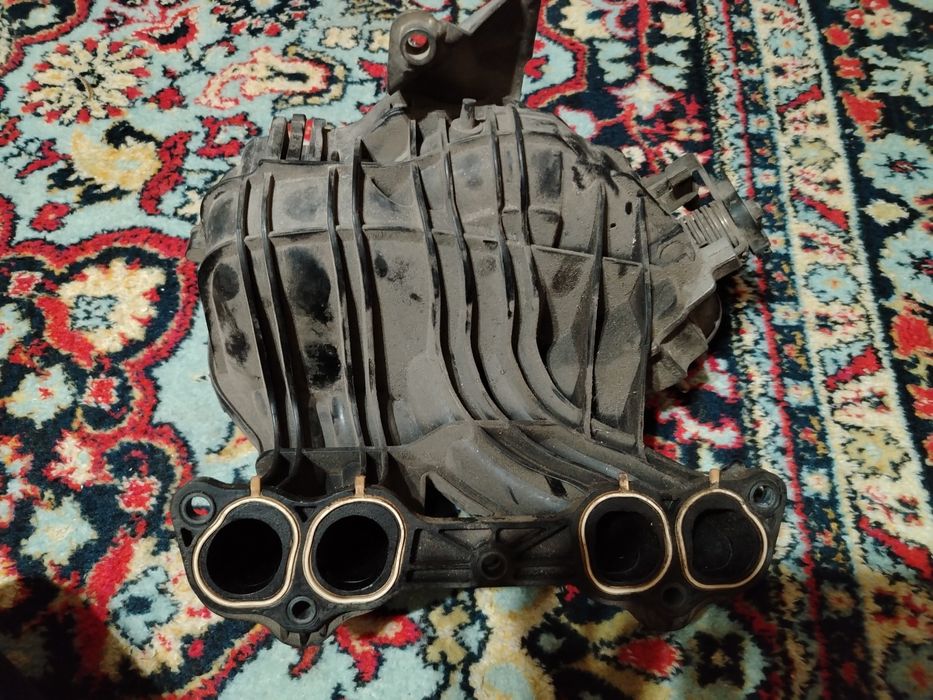 Продам впускной коллектор