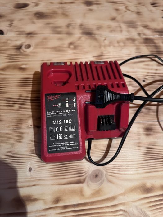 Milwaukee incarcator m12 si m18