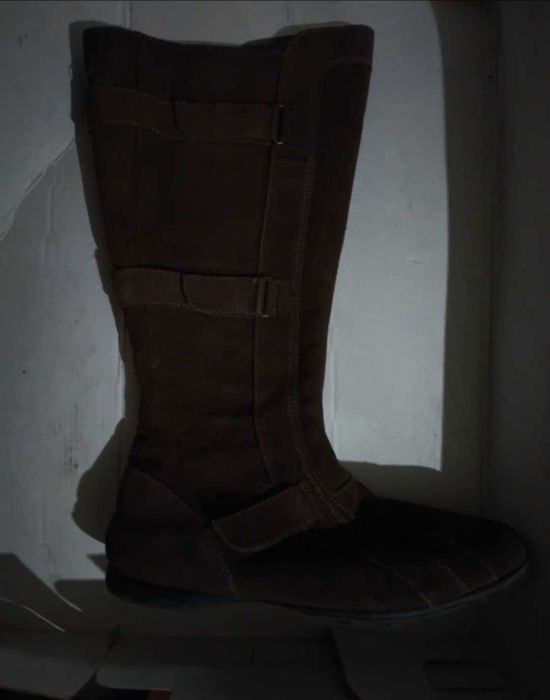 Cizme confortabile, frumoase din piele întoarsă.  M. 41