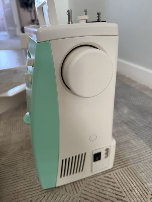 Швейная машинка Janome F23