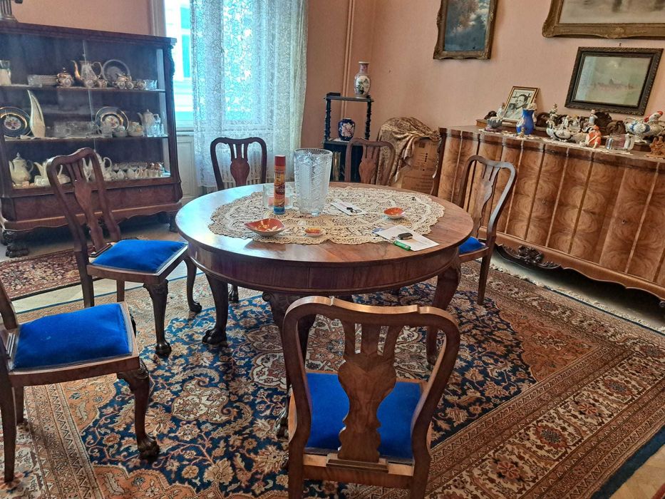 Vand mobilier din secolul 20.