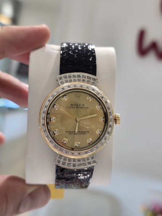 Золотые Ролексы с бриллиантами для любимых дам.