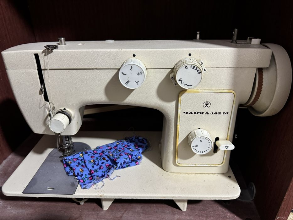 швейная машинка с тумбочкой сатылады.