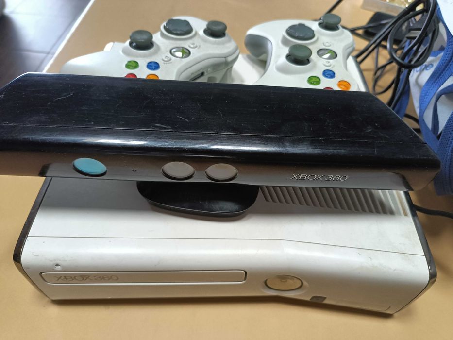 XBox 360+ 27 jocuri+ 2 controler+ kinect
