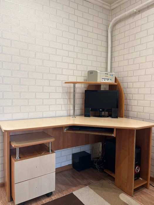 Угловой письменный стол