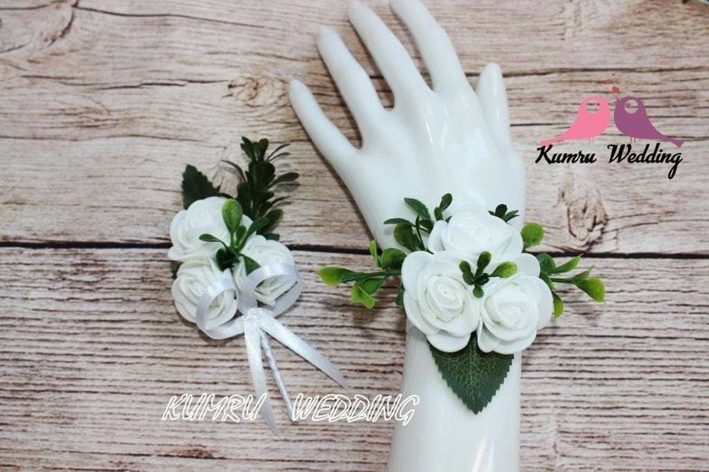 Луксозни гривни за шаферки бутониери