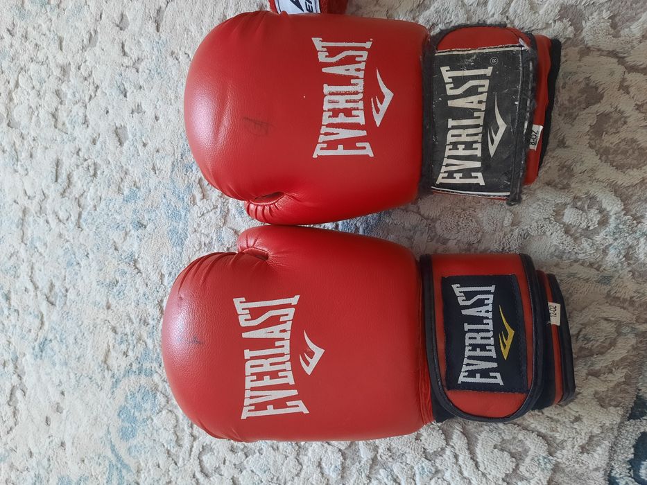 Боксерские перчатки,шлем,бинт