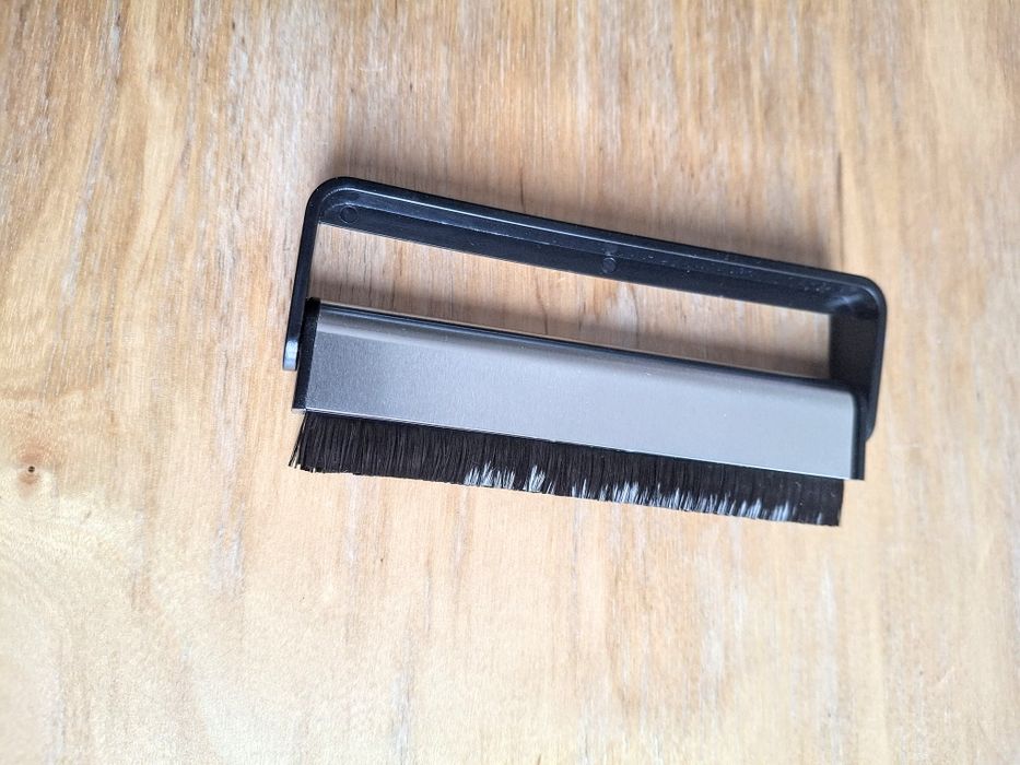 Карбонова четка за грамофонни плочи