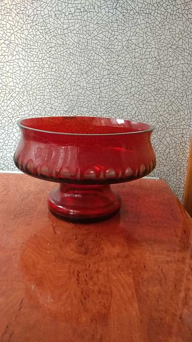 Вазы из красного и синего  стекла.