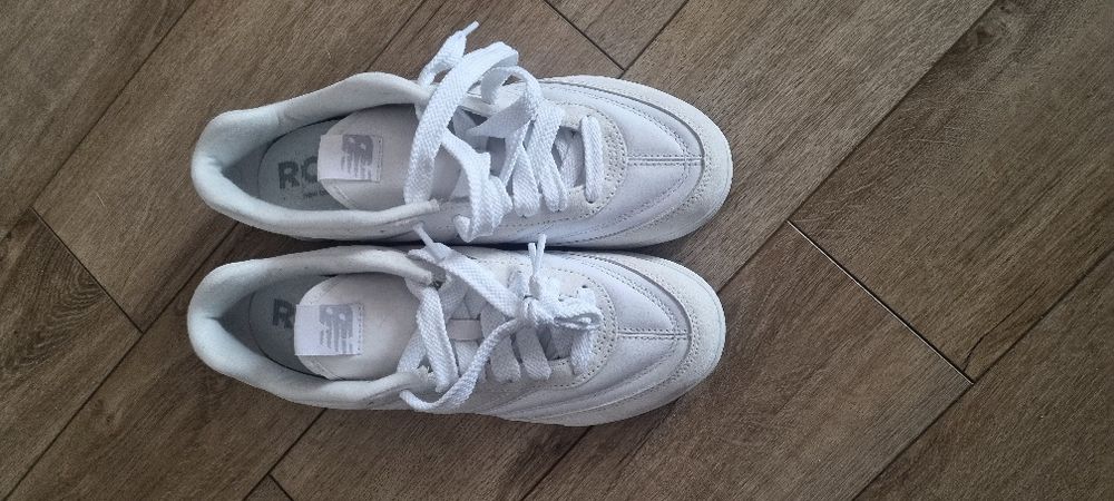 Продам. Кросовки белого цвета; новые 42 размер.
