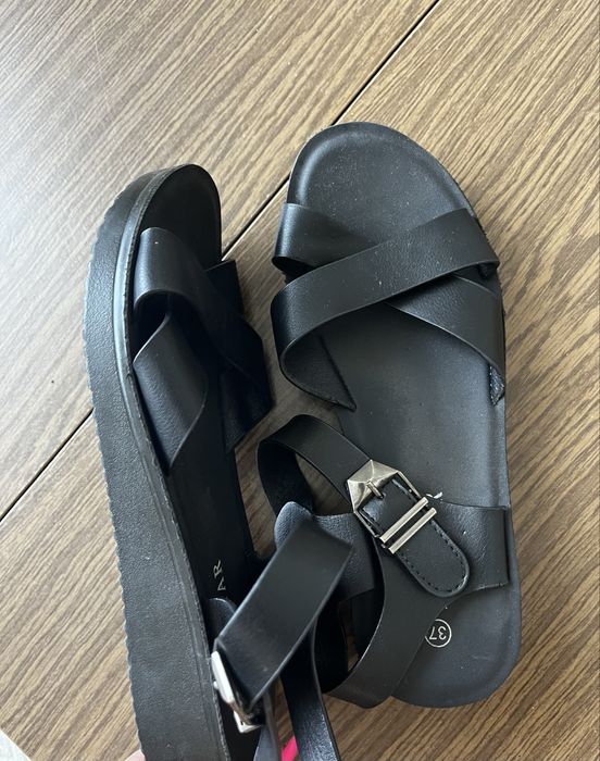 Дамски чехли и сандали