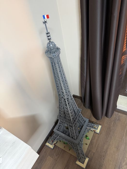 Lego Eiffel Tower - готова