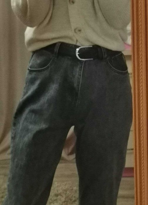 Женские черные джинсы.