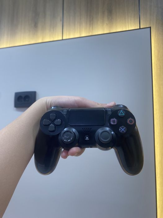 Продам джостик от пс4 идальном состояни