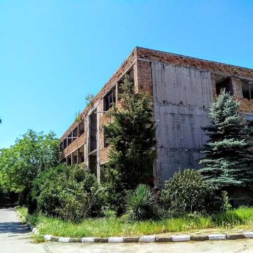 Продавам промишлена сграда в строеж и парцел