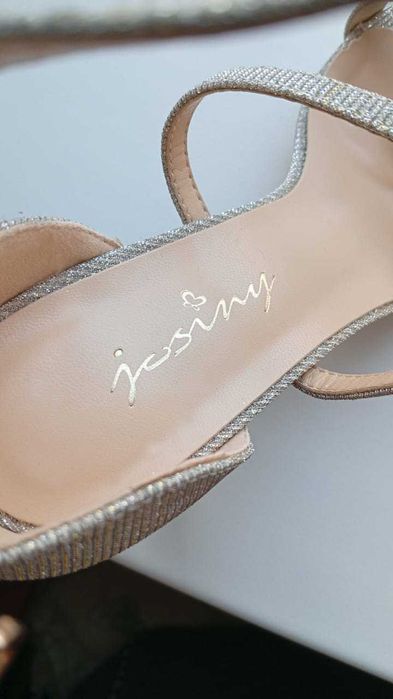 Туфли модельные на каблуках