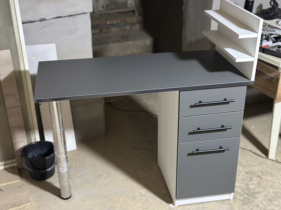 Маникюрный стол для дома и салона.