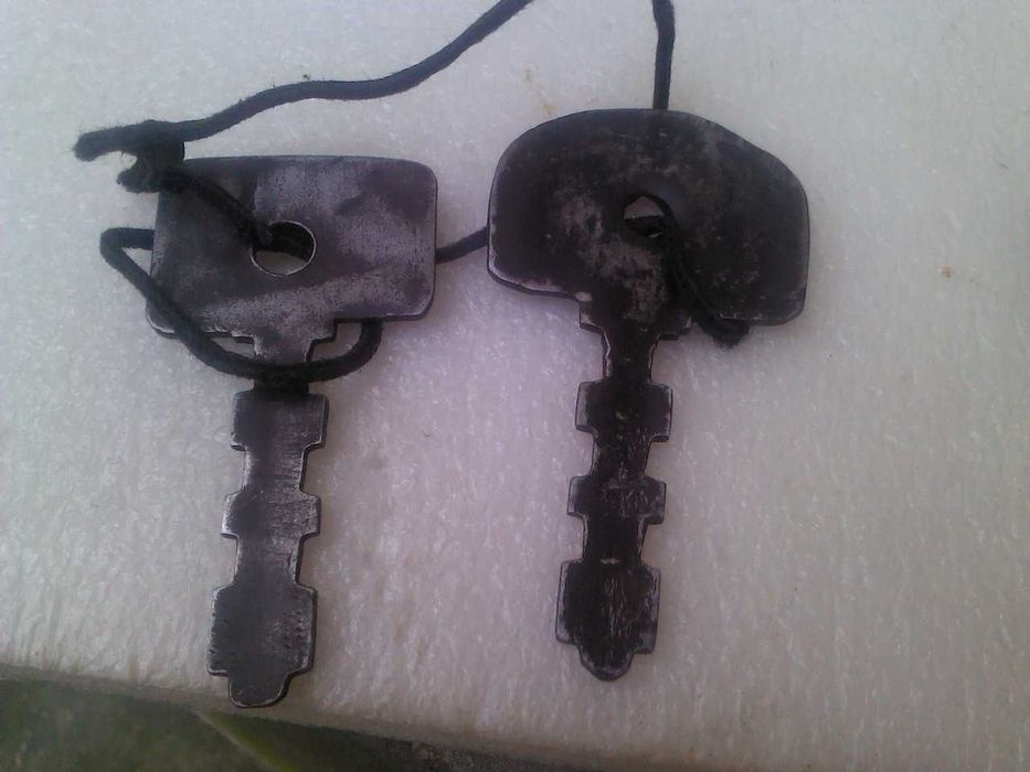 Продается Старый Замок Металл.Высячии. И 2 Ключа. No_1111. 19.-.Век.