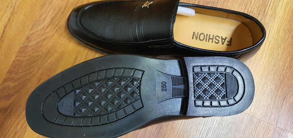 Pantofi barbatesti noi,marimea 40,culoare negru.