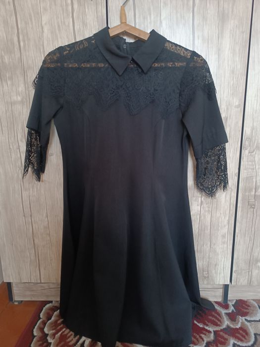 Черное платье с кружевом